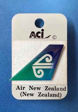 (image for) LAPEL BADGE: "Tail"