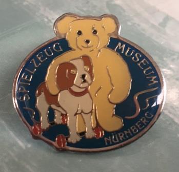 (image for) LAPEL BADGE: "Spielzeug Museum Nurnberg" - Click Image to Close